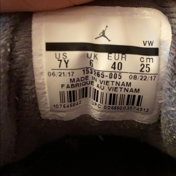 Size 7y Jordan 12s Wolf grey - Picture 3 of 3
